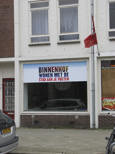 907692 Afbeelding van de winkel Samuel van Houtenstraat 12 te Utrecht, die tijdelijk ingericht is als informatiecentrum ...